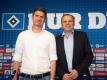 Der HSV-Vorstandsvorsitzende Bernd Hoffmann (r) präsentiert den Sportvorstand Ralf Becker. Foto: Daniel Reinhardt