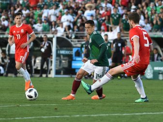 Mexikos Javier Hernandez (m.) beim Testspiel gegen Wales Mexikos Javier Hernandez (m.) beim Testspiel gegen Wales