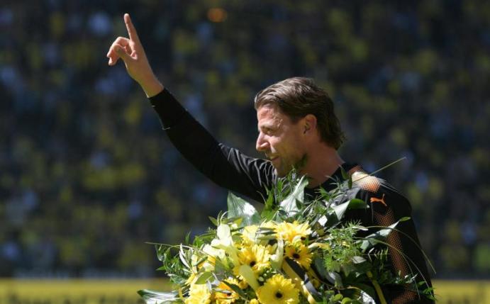 Roman Weidenfeller verabschiedet sich beim letzten Saison-Heimspiel von den BVB-Fans. Foto: Ina Fassbender