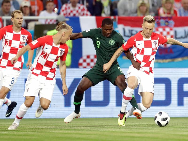 Kroatiens Luka Modric (M) und Nigerias Wilfred Ndidi (r) kämpfen um den Ball. Foto: Petr David Josek/AP