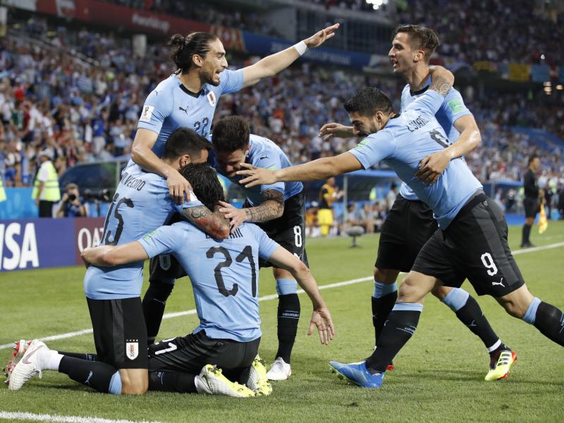Uruguays Spieler bejubeln den Treffer von Edison Cavani zur 1:0-Führung. Foto: Ye Pingfan/xinhua