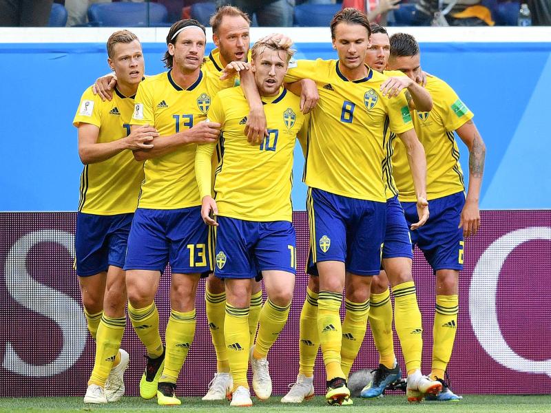 Die Schweizer Valon Behrami (l) und Blerim Dzemaili hadern mit einer vergebenen Torchance. Foto: Laurent Gillieron/KEYSTONE