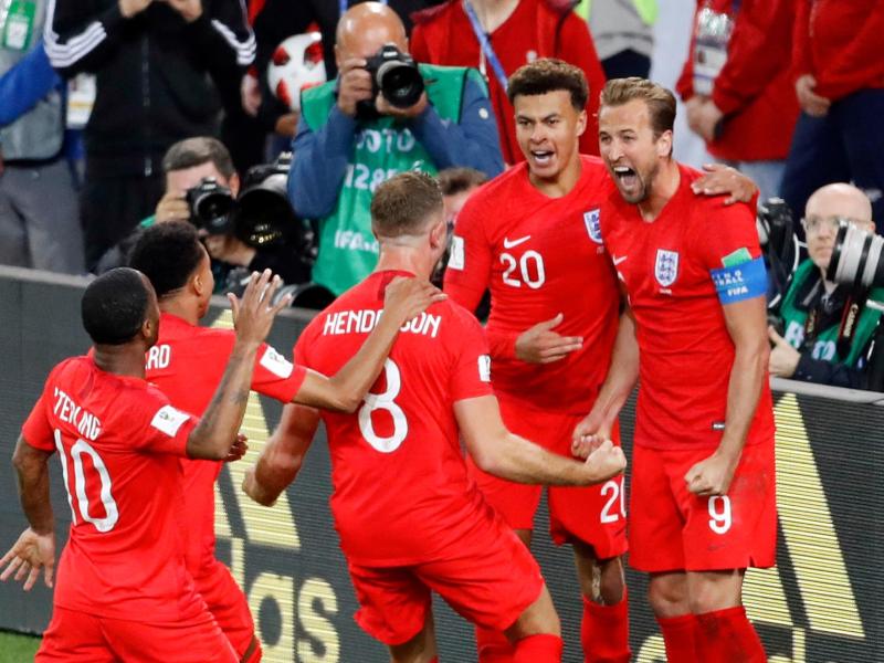 Englands Harry Kane (r) jubelt mit seinen Teamkollegen über das Tor per Elfmeter zum 1:0 gegen Kolumbien. Foto: Antonio Calanni/AP