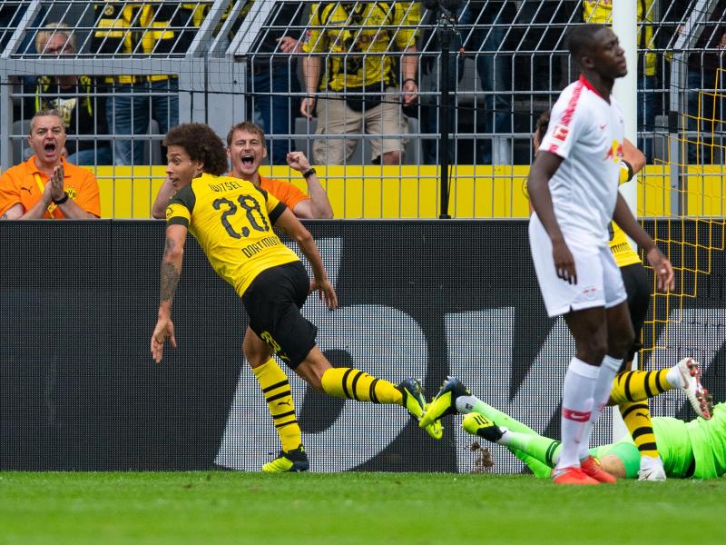 Dortmunds Neuzugang Axel Witsel (l) dreht nach seinem Tor zum 3:1 jubelnd ab. Foto: Guido Kirchner