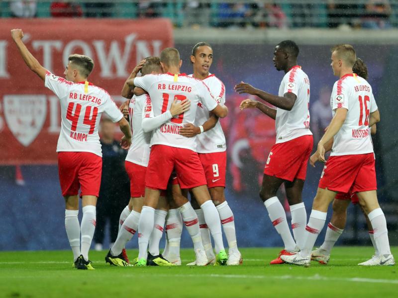 Leipzigs Yussuf Poulsen und seine Mitspieler bejubeln das 1:0 gegen Luhansk. Foto: Jan Woitas