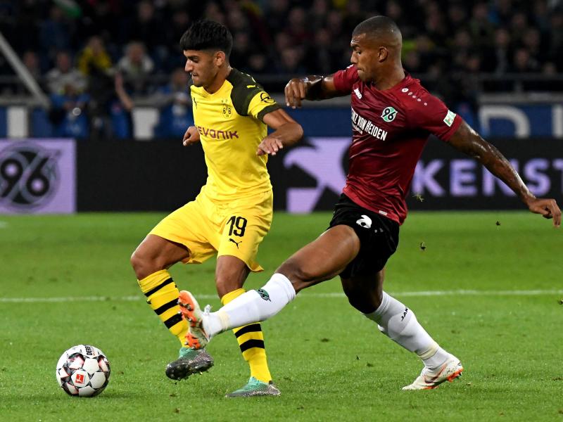 Hannovers Walace (r) und Mahmoud Dahoud vom BVB kämpfen um den Ball. Foto: Peter Steffen
