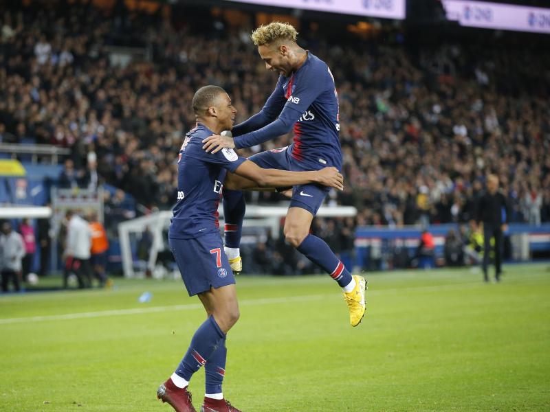 Der vierfache Torschütze Kylian Mbappé (l) lässt sich von Neymar feiern. Foto: Michel Euler/AP