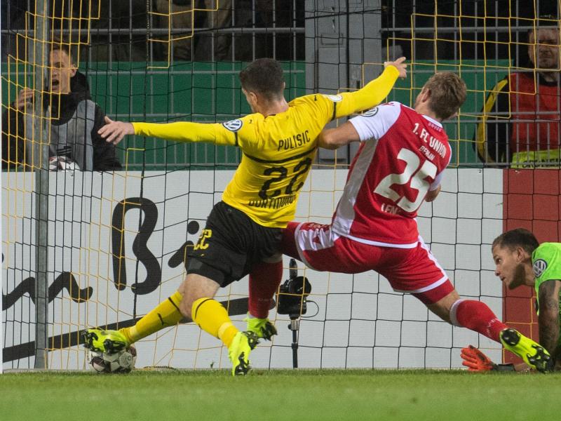 Dortmunds Christian Pulisic (l) schiebt zum 1:0 ein. Foto: Bernd Thissen