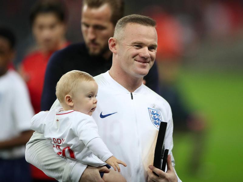 Stand für das Testspiel gegen USA noch einmal für die Three Lions auf dem Spielfeld: Wayne Rooney mit seinem jüngsten Sohn Cass Mac Rooney. Foto: Nick Potts/PA Wire