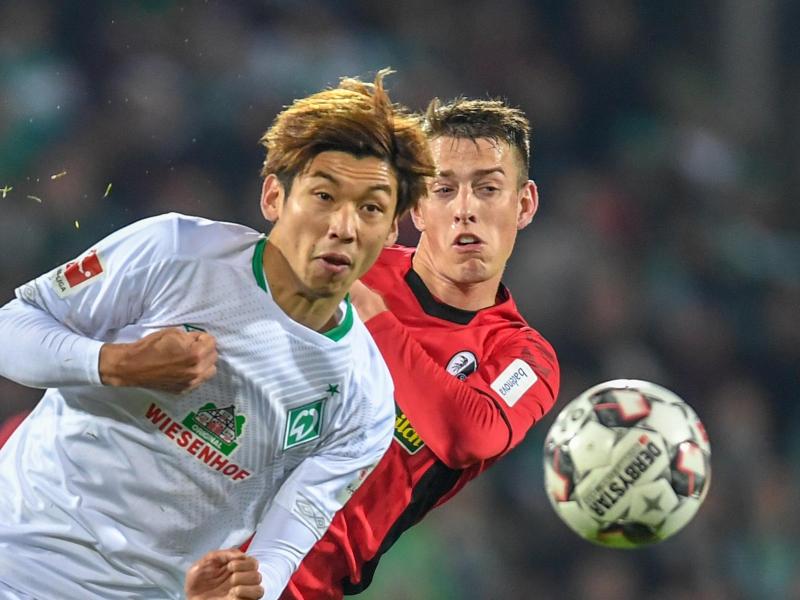 Freiburgs Janik Haberer (r) und Bremens Yuya Osako kämpfen um den Ball. Foto: Patrick Seeger