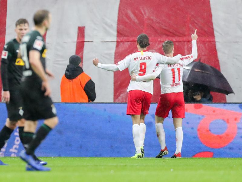 Leipzigs Yussuf Poulsen (2.v.r) und Timo Werner (r) jubeln nach dem 2:0. Foto: Jan Woitas