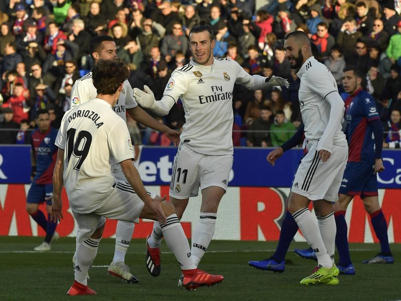 Reals Gareth Bale (M) jubelt nach seinem Tor zum 1:0 mit seinen Teamkollegen. Foto: A. Barrientos/AP