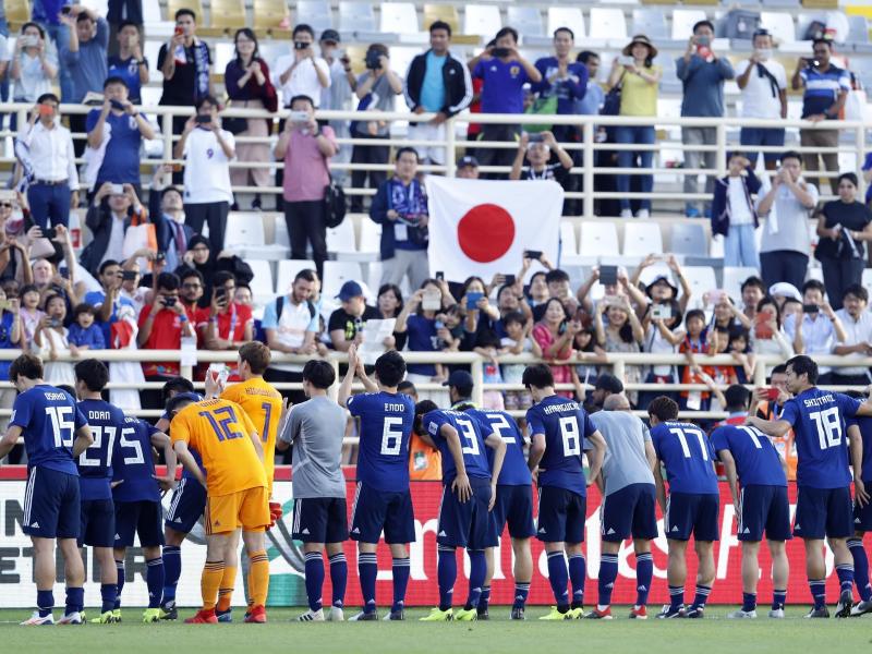 Japans Spieler lassen sich beim Asien-Cup von den mitgereisten Fans feiern. Foto (Archiv): Hassan Ammar/AP Foto: Hassan Ammar