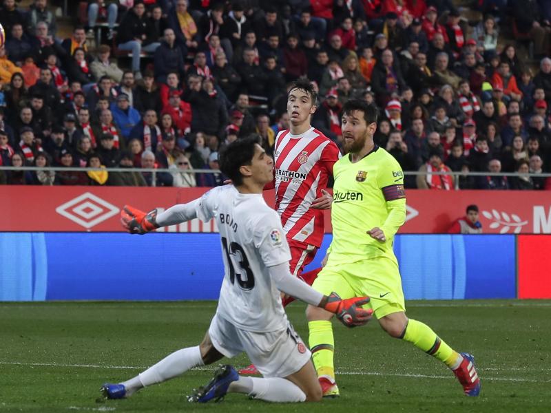 Lionel Messi (r) lupft den Ball zum 2:0 ins Tor. Foto: Manu Fernandez/AP