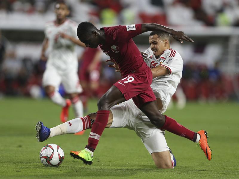 Der Katarer Almoez Ali (vorn) kämpft mit Ismail Ahmed von den Vereinigten Arabischen Emiraten um den Ball. Foto: Kamran Jebreili/AP