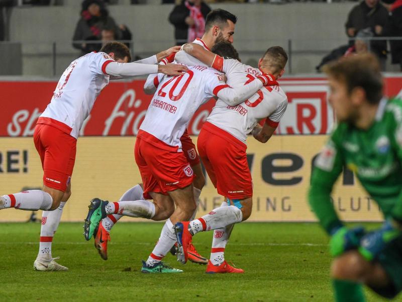 Die Mannschaft von Regensburg jubelt nach dem Treffer zum 1:0 gegen Paderborn. Foto: Armin Weigel
