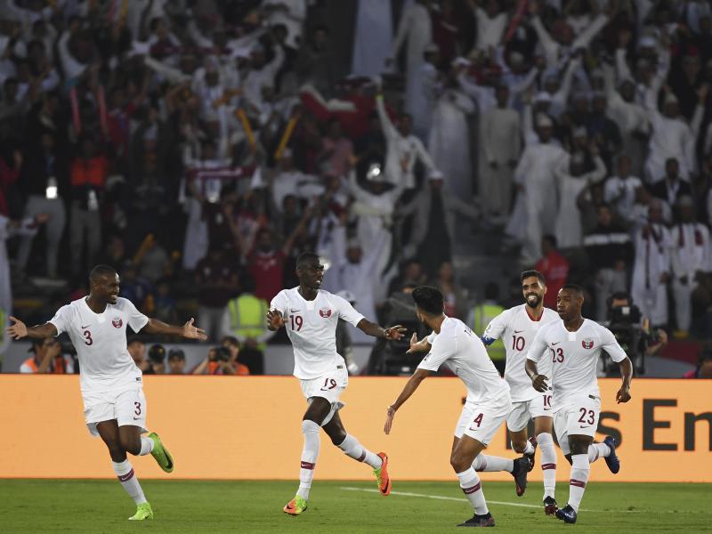 Die Spieler von Katar feiern den Treffer zum 1:0 gegn Japan durch Almoez Abdulla (2.v.l). Foto: Hassan Ammar/AP