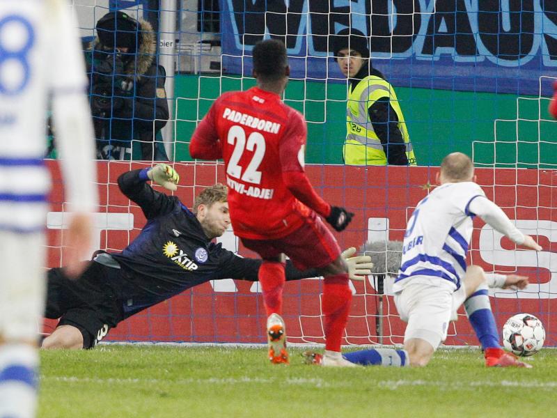 Der Paderborner Christopher Antwi-Adjei (M) erzielt das 3:1 gegen Duisburgs Torwart Felix Wiedwald. Foto: Roland Weihrauch