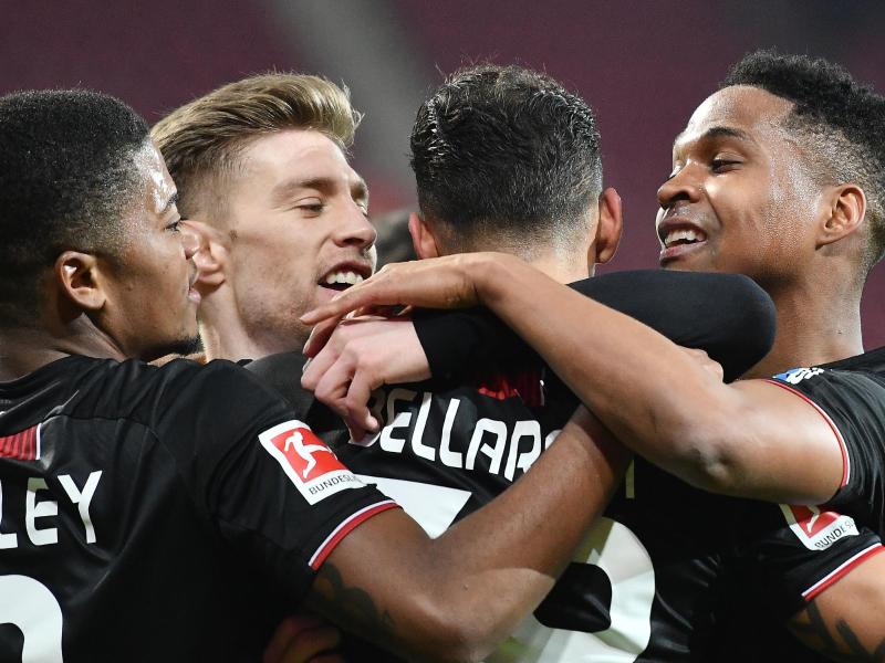 Leverkusens Mannschaft jubelt nach dem Tor zum 4:1 durch Karim Bellarabi (2.v.r.). Foto: Torsten Silz