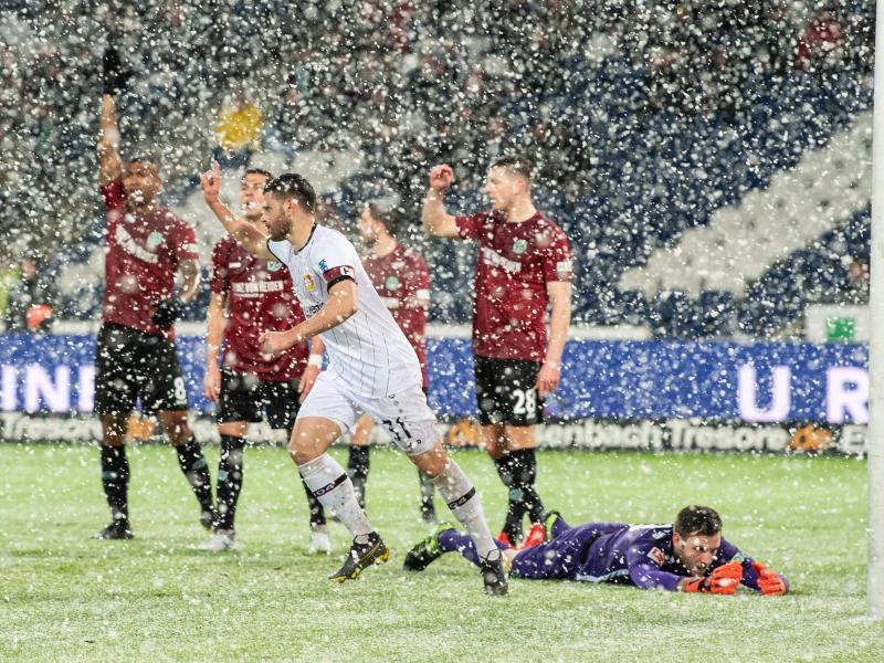 Leverkusen Kevin Volland feiert sein Tor zum 1:0 in Hannover. Foto: Swen Pförtner