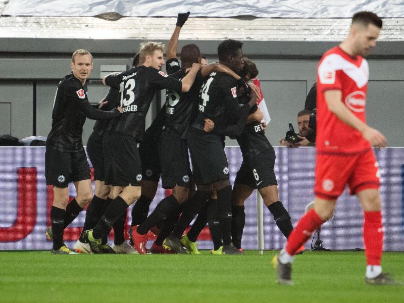 Die Frankfurter feiern das 1:0 gegen Fortuna Düsseldorf. Foto: Federico Gambarini