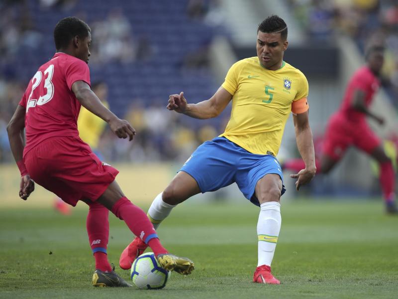 Brasiliens Casemiro (r) im Zweikampf mit Michael Amir Murillo aus Panama. Foto: Luis Vieira/AP