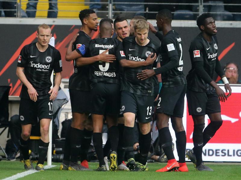 Die Spieler der Eintracht bejubeln das Führungstor gegen Stuttgart. Foto: Thomas Frey
