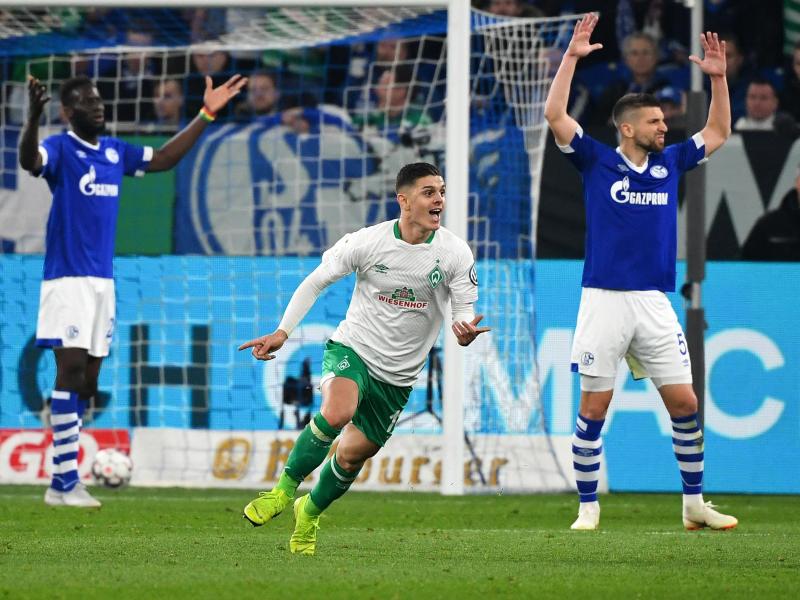 Werder-Profi Milot Rashica (M.) feiert seinen Treffer zur 1:0-Führung. Foto: Ina Fassbender