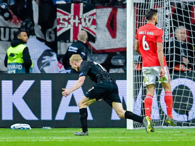 Frankfurts Ante Rebic (r) schirmt den Ball vor Benfica-Routinier Jardel ab. Foto: Arne Dedert