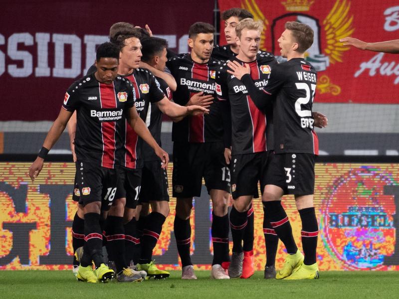 Die Spieler von Leverkusen jubeln über das Tor zum 1:1. Foto: Sven Hoppe/dpa