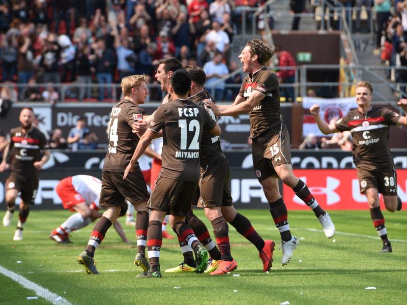 Der FC St.Pauli feierte einen Heimsieg gegen Jahn Regensburg. Foto: Daniel Bockwoldt