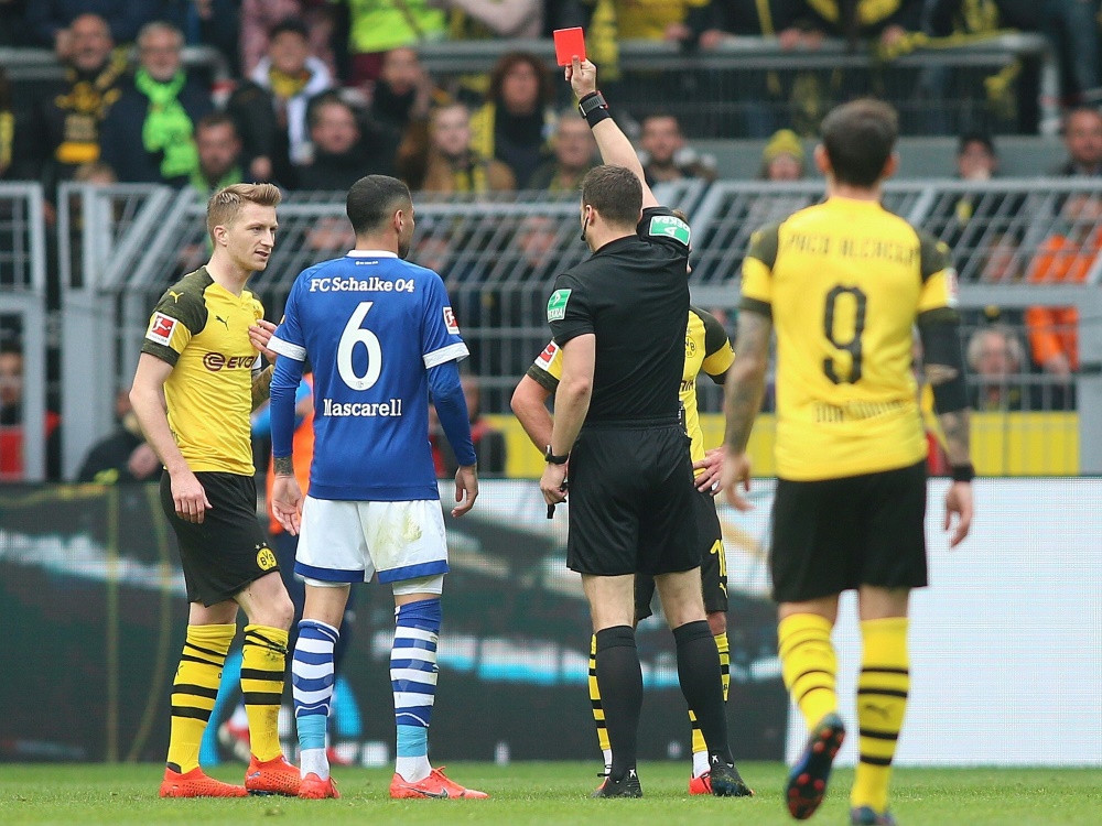 Wegen groben Foulspiels sieht Marco Reus die rote Karte