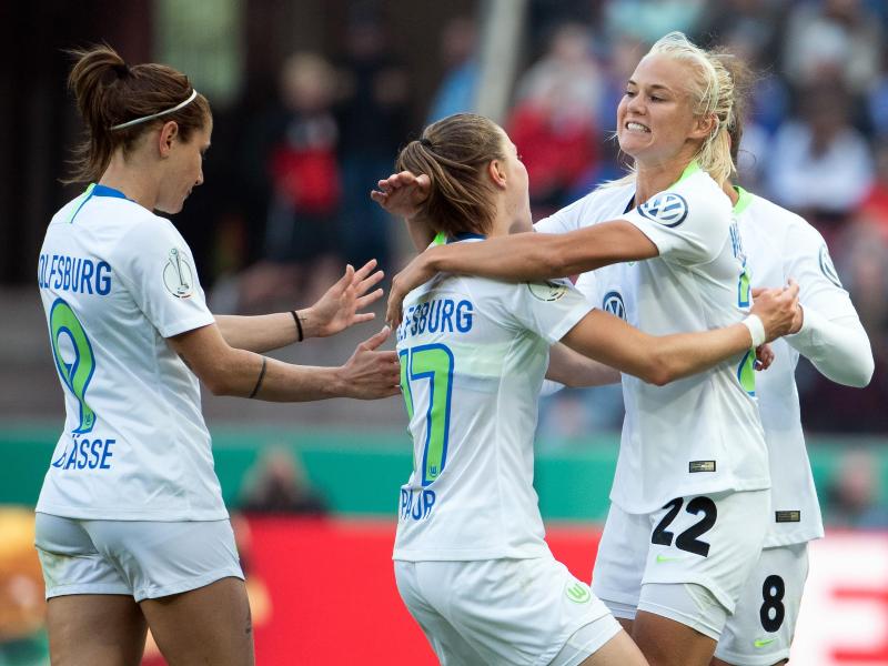 Wolfsburgs Anna Blässe (l-r), Ewa Pajor und Pernille Harder feiern das 1:0. Foto: Federico Gambarini