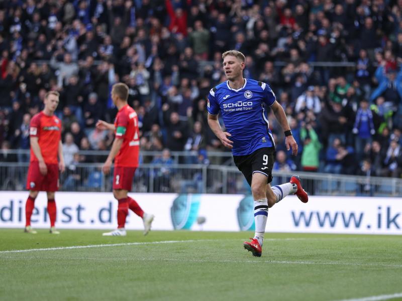 Der Bielefelder Fabian Klos feiert seinen Treffer zum 1:0. Foto: Friso Gentsch