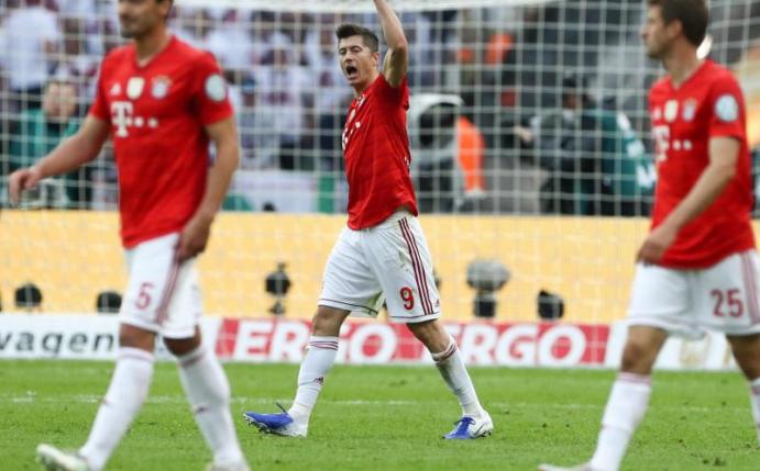 Foto: Bayern krönen Saison mit Double - RB unterliegt bei Premiere