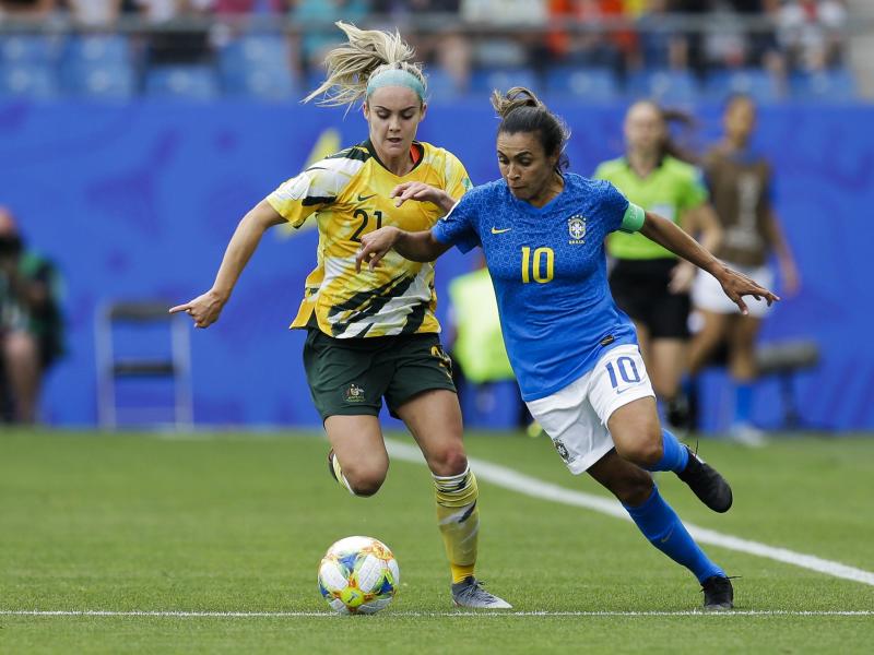 Brasilien-Star Marta (r) im Zweikampf mit Ellie Carpenter aus Australien. Foto: Claude Paris/AP