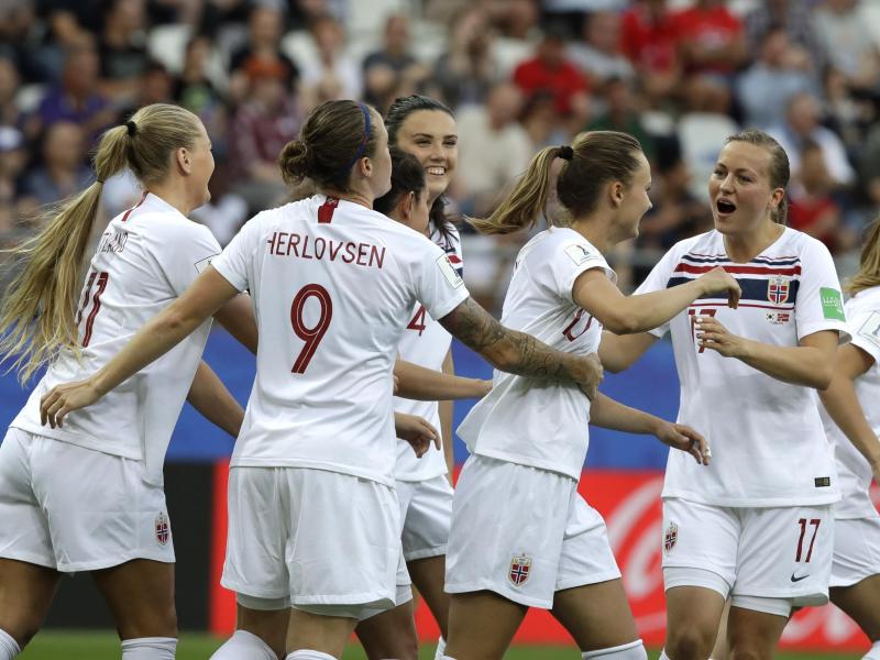 Norwegens Fußballerinnen feiern mit dem Sieg gegen Südkorea den Einzug ins Achtelfinale. Foto: Alessandra Tarantino