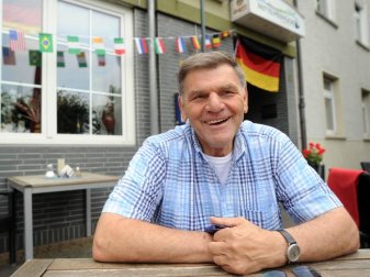 Der frühere Fußball-Nationalspieler Wolfgang Weber wird am 26. Juni 75 Jahre alt. Foto (Archiv): Henning Kaiser Foto: Henning Kaiser Der frühere Fußball-Nationalspieler Wolfgang Weber wird am 26. Juni 75 Jahre alt. Foto (Archiv): Henning Kaiser Foto: Henning Kaiser
