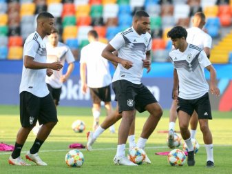 Benjamin Henrichs (l-r), Jonathan Tah und Mahmoud Dahoud beim Training. Foto: Cézaro De Luca Benjamin Henrichs (l-r), Jonathan Tah und Mahmoud Dahoud beim Training. Foto: Cézaro De Luca
