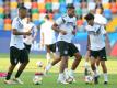 Benjamin Henrichs (l-r), Jonathan Tah und Mahmoud Dahoud beim Training. Foto: Cézaro De Luca