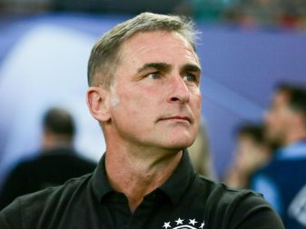 U21-Trainer Stefan Kuntz sorgt sich um die Erkältungsgefahr durch zu kalt eingestellte Klimaanlagen. Foto: Cezaro De Luca U21-Trainer Stefan Kuntz sorgt sich um die Erkältungsgefahr durch zu kalt eingestellte Klimaanlagen. Foto: Cezaro De Luca