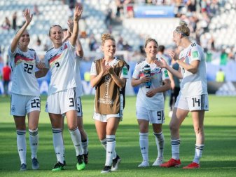 Deutschlands Fußball-Frauen auch nach dem Spiel gegen Schweden Grund zum Jubel haben. Foto: Sebastian Gollnow