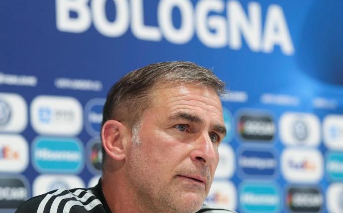 U21-Trainer Stefan Kuntz spricht bei der Pk in Bologna mit Journalisten. Foto: Cezaro De Luca