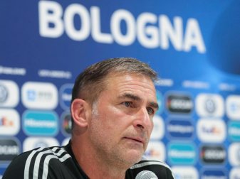 U21-Trainer Stefan Kuntz spricht bei der Pk in Bologna mit Journalisten. Foto: Cezaro De Luca U21-Trainer Stefan Kuntz spricht bei der Pk in Bologna mit Journalisten. Foto: Cezaro De Luca