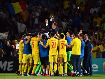 Rumäniens Mannschaft feiert Trainer Mirel Radoi nach dem Remis gegen Frankreich. Foto: Massimo Paolone/Lapresse/Lapresse via ZUMA Press Rumäniens Mannschaft feiert Trainer Mirel Radoi nach dem Remis gegen Frankreich. Foto: Massimo Paolone/Lapresse/Lapresse via ZUMA Press