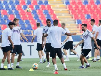 Training für das Halbfinale: Niemand in der deutschen U21-Mannschaft will die Rumänen unterschätzen. Foto: Cezaro De Luca Training für das Halbfinale: Niemand in der deutschen U21-Mannschaft will die Rumänen unterschätzen. Foto: Cezaro De Luca