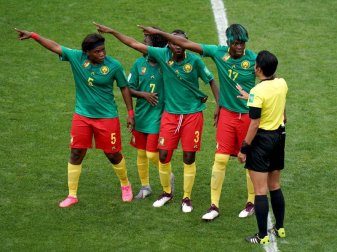 Die nigerianischen Spielerinnen beschweren sich bei Schiedsrichterin Liang Qin aus China (r) über eine Entscheidung per Videobeweis. Foto: John Walton/PA Wire Die nigerianischen Spielerinnen beschweren sich bei Schiedsrichterin Liang Qin aus China (r) über eine Entscheidung per Videobeweis. Foto: John Walton/PA Wire