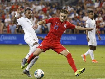 Der US-Stürmer Tyler Boyd (M) im Zweikampf mit Panamas Mittelfeldspieler Marcos Sanchez. Foto: Colin E. Braley/FR123678 AP Der US-Stürmer Tyler Boyd (M) im Zweikampf mit Panamas Mittelfeldspieler Marcos Sanchez. Foto: Colin E. Braley/FR123678 AP