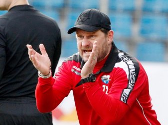 Paderborn-Coach Steffen Baumgart steigt mit seinem Team in die Vorbereitung auf die Bundesliga-Saison ein. Foto: Roland Weihrauch Paderborn-Coach Steffen Baumgart steigt mit seinem Team in die Vorbereitung auf die Bundesliga-Saison ein. Foto: Roland Weihrauch