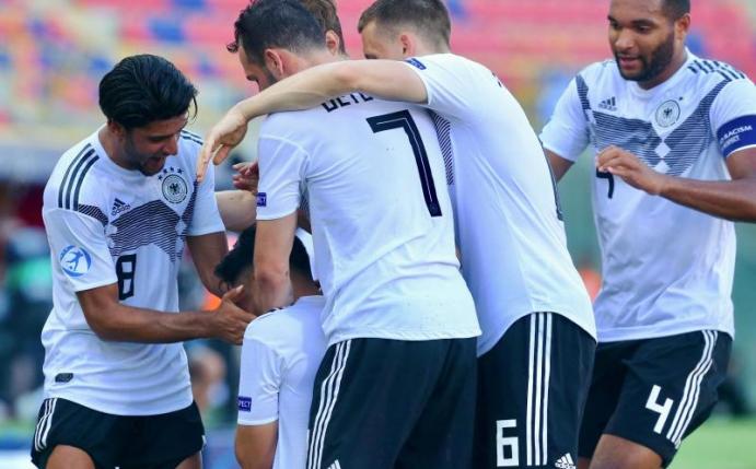 Stehen im Finale der EM: Die deutschen U21-Spieler jubeln. Foto: Cezaro De Luca